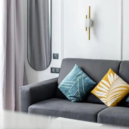 Chic In 8th - Near Champs-elysee Apartment *